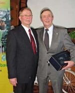 (v.l.) Gerhard Schulz dankte
Jürgen Speck für seinen jahrzehnte
langen engagierten
Einsatz für den Berufsstand.