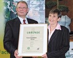 Gerhard Schulz überreichte Dr. Waltraud Pallutt die Ernst-Schröder-
Münze
mit Urkunde des Zentralverbands Gartenbau (ZVG)