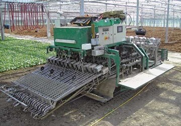 Die vollmechanische Ernte von Radies ist mit diesem Gert mglich. Auch bei anderen
Gemsearten, wie Erbse, Bohne, Mhre und Kopfkohl, wurden Vollernter entwickelt, die
in der Praxis eingesetzt werden.