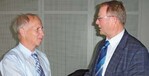 Gerhard Schulz (r.) bedankt sich bei Prof. Dr. Peter-J. Paschold (l.)
für seinen unermüdlichen Einsatz als langjähriger Vorsitzender
des AK-Spargel der Fachgruppe Gemüsebau.