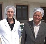 Die Zusammenarbeit mit dem
Trocknungsbetrieb Völpel geht auf
Seiten der Anbauer und des eigenen
Betriebs bereits in die zweite
Generation, German Völpel (l.),
Dr. Dagobert Völpel (r.).