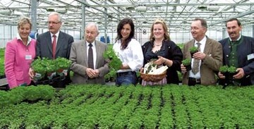 Mit Ehrengsten am Tag der offenen Tr: (v.l.n.r): Kreisbuerin Renate Hfler,
MdB Gnter Gloser, der frhere bayerische Ministerprsident
Dr. Gnter Beckstein,
Tanja Dworschak, frnkische Spargelknigin Birgit Kretschmann,
DBV-Prsident Gerhard Sonnleitner und Gerhard Vlkel,
Kreisobmann des Bayerischen Bauernverbandes (BBV).