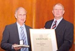 Prof. Dr. Peter-J. Paschold (l.) wurde von Gerhard Schulz (r.) mit
der Ernst-Schröder-Münze ausgezeichnet.