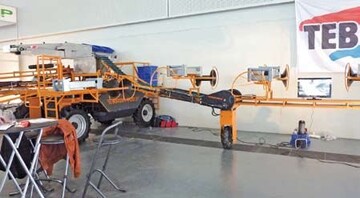 Die elfreihige Erntemaschine Ascopi 1700 lsst sich trotz groer Breite gut
manvrieren dank der 360-Drehmglichkeit.