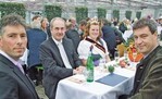 Zahlreiche Ehrengäste feierten mit (v.l.n.r.): Norbert Beier,
Wasserverbandsvorsteher,
Dr. Thomas Bauer, Regierungspräsident
von Mittelfranken, Birgit Kretschmann, Fränkische Spargelkönigin,
Dr. Markus Söder, Bayerischer Staatsminister für Umwelt und
Gesundheit.