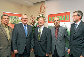 Gerhard Schulz (Bildmitte) gratuliert Jens Stechmann (zweiter
von links) herzlich zu seiner Wahl als neuen Vorsitzenden der
Fachgruppe Obstbau.