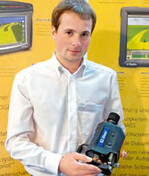 Georg Vogel präsentierte das
Lenksystem EZ-Steer, dessen
Motor einfach an das Lenkrad
montiert wird.