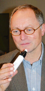 Dr. Detlev Ulrich mit einem
Verkoster- oder „Schnüffel“-
Stift: „Lustvoll essen ist
elementar für unser Wohlbefinden
und damit für unsere
Gesundheit“.