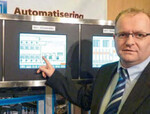 John Vermeulen präsentiert die
Touch Screen-Bedienung für die
Pumpensteuerung.