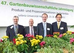 Die 47. Gartenbauwissenschaftliche Tagung fand in Hannover
statt: (v.l.n.r.) Prof. Dr. Thomas Rath, Präsident der DGG, Leibniz
Universität Hannover, Garry Grueber, Cultivaris, Prof. Dr. Eldert
van Henten, Wageningen UR/NL, und Prof. Dr. Christian Ulrichs,
Vizepräsident der DGG, Humboldt-Universität Berlin