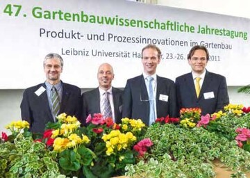 Die 47. Gartenbauwissenschaftliche Tagung fand in Hannover
statt: (v.l.n.r.) Prof. Dr. Thomas Rath, Prsident der DGG, Leibniz
Universitt Hannover, Garry Grueber, Cultivaris, Prof. Dr. Eldert
van Henten, Wageningen UR/NL, und Prof. Dr. Christian Ulrichs,
Vizeprsident der DGG, Humboldt-Universitt Berlin