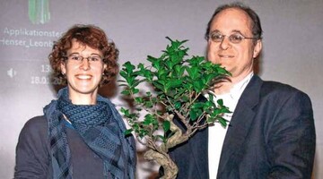 Die Auszubildende Eva Fritsche (l.) wurde von Rainer Steinle, Fachgruppe Gemsebau Baden-
Wrttemberg, fr ihre Abschlussprfung mit einem Notendurchschnitt von 1,x geehrt.