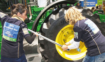 Auf der Agritechnica 2011 wird der
handwerkliche Service- und Ausbildungsberuf
Mechaniker/-in fr Landund
Baumaschinentechnik im Special
Werkstatt Live vorgestellt.