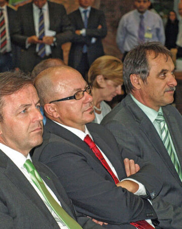 Landwirtschaftsminister Nikolaus
Berlakovich (mit grner Krawatte)
erffnete die Horti Vienna. Neben ihm
Fritz Rauer, Prsident des Bundesgemsebauverbandes
sterreichs, daneben
Franz Windisch, Prsident der LK Wien