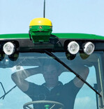 GPS, das ist Auf-dem-Schlepper-Sitzen, die Hände
frei haben und sich auf das Wichtigste konzentrieren
können; Lenksysteme besorgen den Rest.