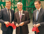 Douwe Zijp, Nunhems, Dr. Paul Rubitschek, Hild, und Achim
Noack, Bayer Crop Science, bei der offiziellen Eröffnung des
Saatguttechnologiezentrums
in Marbach.