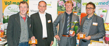 Freuen sich ber das gelungene
Kooperationsprojekt
Vitapp, v.l.: Produzent Wim
Zuidgeest, Vermarkter Stefan
Grubendorfer, Huib Koerts,
Monsanto Vegetable Seeds,
und Henning Basse, Volmary.