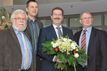 (v.l.) Heinrich Hiep, Vorsitzender des Bundesverbandes Zierpfl
anzen (BVZ), Christian Ufen, stellvertretender Vorsitzender
der Bundesfachgruppe Gemüsebau, Dr. Robert Kloos, Staatssekretär
im Bundeslandwirtschaftsministerium, mit Gerhard
Schulz, Vorsitzender der Bundesfachgruppe Gemüsebau.