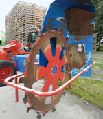 Vorn wird gepflanzt, direkt dahinter
laufen die Düngerschare, um den
stabilen N-xt-Dünger auszubringen.