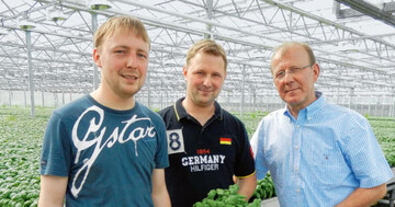 Friedrich Schulz (r.) fhrt den Kruterbetrieb zusammen mit seinen Shnen Daniel
und Stefan (l.) sowie mit Ehefrau Rosi