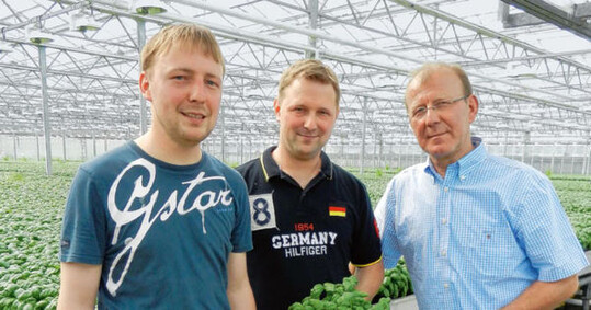 Friedrich Schulz (r.) fhrt den Kruterbetrieb zusammen mit seinen Shnen Daniel
und Stefan (l.) sowie mit Ehefrau Rosi