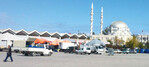 Seltener Anblick: Gemüse-Großmarkt mit Moschee