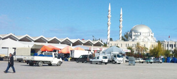 Seltener Anblick: Gemse-Gromarkt mit Moschee