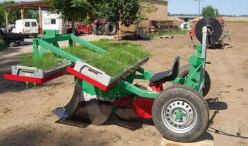 Fr den Tiefwurzler Spargel baut Zenk geeignete Presstopfpflanzmaschinen als
Traktoranbaugerte mit zwei Vorratsregalen, auf denen sechs Kisten mit Jungpflanzen
Platz haben.