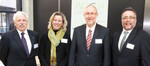 Willkommen bei INDEGA heißt auch für Ulrike Wegener
(2.v.l.), Geschäftsführerin der Gütegemeinschaft Substrate
für den Pflanzenbau, und Unternehmensberater Dr. Lutz
Kraushaar (2.v.r.), eingerahmt von Präsident Prof. Dr. Matthias
Diezemann und Harald Braungardt, geschäftsführendes
Präsidiumsmitglied der INDEGA.