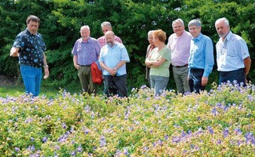 Ernst Rieger (l.) zeigt Vertretern einer
Unteren Naturschutzbehrde eine
Vermehrungsflche.