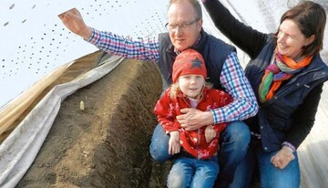 Wo bleibt der Spargel? Josef und
Barbara Kemna mit Tochter Antonia
haben erst Mitte April den ersten
Spargel unter Minitunnel und zustzlicher
Lochfolie darauf entdeckt. Die
Saison 2013 begann witterungsbedingt
sehr spt.