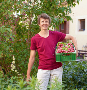 Ines Franz vom Bio-Hof Franz in
Dresden trat Ga 1997 bei. Sie ist
ber ihre Ttigkeit als Betriebsleiterin
hinaus in vielen Belangen
des ko-Gemsebaus sehr aktiv
und koordiniert eine Gemsebau-
Fachgruppe in Sachsen.