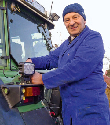 Im Praxisversuch wurde mit Untersttzung durch Fachoberlehrer Elmar Branz (Foto) aus Biberach ein Fendt 822 Favorit, Baujahr 1998, mit einem Hella-Markenprodukt und einem Fernost-Billigangebot aus dem Internet umgerstet und deren Ausleuchtung verglichen. 