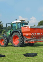 So können Düngerstreuer mit dem
Wurfschalentest überprüft werden.
Je zwei quadratische Auffangschalen
werden im Abstand von 1 m hintereinander
in die Überlappungszonen
der Streuerscheiben zwischen den
Fahrgassen und eine weitere Auffangschale
direkt in die Fahrspur gestellt
und vom Düngerstreuer überfahren