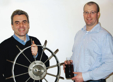 Die Effizienz des Cultan-Dngeverfahrens mittels Igelrad-Injektion oder Schleppschlauch-
Ausbringung sieht man an der intensiv grnen Farbe der Pflanzen, sagen
Christoph Bommes (l.) und Gerald Roth (r.).