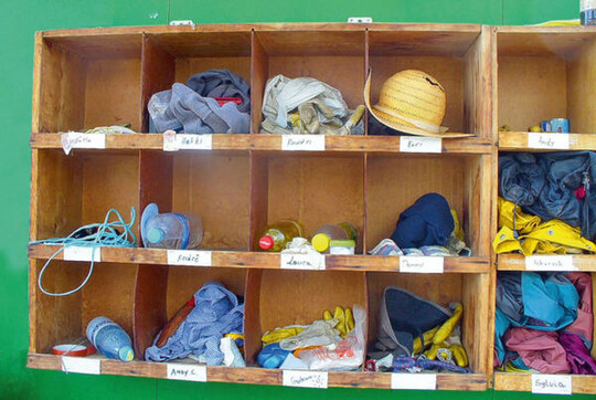 Abbildung 1: Ordnung muss sein: Das Ablageregal f�r pers�nliche Gegenst�nde
direkt am Hallenausgang beugt dem Durcheinander vor.