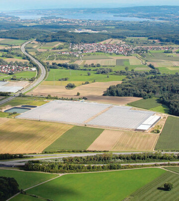 Luftbild des Neubaus in Singen/Beuren
in Richtung Bodensee. Dieses Bild
berreichte Johannes Bliestle den Grtnern,
damit sie ihre Insel weiterhin im
Blick haben.