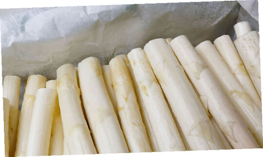 Deutlich sichtbar zu sehen: Verbräunungen im unteren Ende der Spargelstangen.