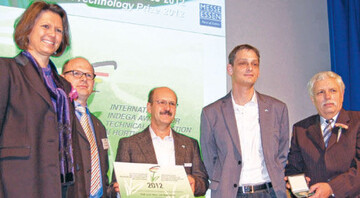 Die Visualisierung eines Feuchtigkeitsprofils im Gewchshaus
mit der prmierten RAM-Analysetechnik zeichnete Bundesministerin
Ilse Aigner (l.) mit dem Indega-Preis aus. Entwickler
Dominik Bretz (2.v.r.) und Dr. Hartmut Schmeil (3.v.r.), RAM,
Herrsching, nahmen den Preis entgegen; Jury-Vorsitzender
Dr. Hans-Peter Rmer (2.v.l.) und Indega-Prsident Prof. Dr.
Matthias Diezemann (r.)