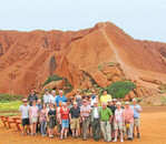 Gemüseproduzenten aus Deutschland, aus Österreich,
Frankreich und aus der Schweiz besuchten im Rahmen der
Studienreise der Bundesfachgruppe Gemüsebau Betriebe
in Australien und machten auch am Ayers Rock Halt.