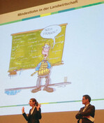 Nicole Spieß (l.) informierte in Leonberg über die Auswirkungen
des Mindestlohns und gab Tipps, wie die Betriebe
künftig damit umgehen sollen, rechts Uli Natterer, Vorsitzender
der Fachgruppe Gemüsebau Baden-Württemberg.