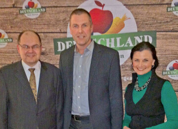 Christian Ufen, Vorsitzender der Bundesfachgruppe Gemüsebau
(Bildmitte), im Gespräch mit Bundeslandwirtschaftsminister
Christian Schmidt und Gitta Connemann, MdB,
auf der Messe Fruit Logistica 2015