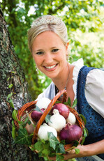 Simone Rothmayr, die amtierende
Bayerische Zwiebelkönigin, sucht
eine Nachfolgerin. Freizeit opfern
muss man für dieses Amt schon.
Viele interessante Erfahrungen und
Kontakte mit Personen des öffentlichen
Lebens sind der Gewinn.
