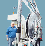 Walter Cordes mit dem mobilen Pumpgerät plus Stromerzeuger