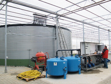 Typisch fr Gemsebaubetriebe mit Anbau unter Glas ist die Dngezentrale mit einem oder mehreren Wassertanks, in denen Niederschlagswasser und Drainwasser aus rezirkulierenden Systemen aufgefangen, aufbereitet und wiederverwendet wird.