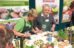 Anja Ulm und Joachim Hespeler sprechen auf der Internationalen Grünen Woche über frisches Gemüse, zeigen es und lassen IGW-Besucher frisches Gemüse probieren.