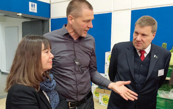 Die Landwirtschaftsministerin von Rheinland-Pfalz Ulrike Höfken lässt sich vom Vorsitzenden der Bundesfachgruppe Gemüsebau Christian Ufen (Bildmitte) das regionale und saisonale Gemüse aus Deutschland erörtern, das auf der Internationalen Grünen Woche 2016 im Mittelpunkt stand. Auch die Novelle der Düngeverordnung war Gesprächsthema. Rechts: Andreas Lohff, Vizepräsident des Zentralverbands Gartenbau.