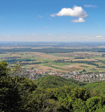 Der Blick schweift vom Melibokus (517 m) ber das Hessische Ried, ein intensives Anbaugebiet mit ber 6.750 ha Gemse- und Kruteranbau