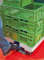 Per Fußtaster gibt die Kunststoffpalette von Cargo Plast vier Transportrollen frei.