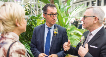 Der Messestand war politisch gut besucht, wie hier von Bundesminister Cem zdemir (Mitte).
